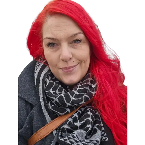 Billedet viser Scarlett Jørgensen smilende til kameraet.